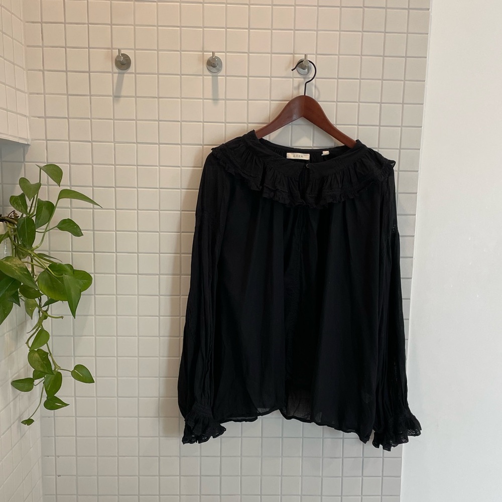 Doen Black V-Neck Lace-Trim Blouse - Picture 3 of 6